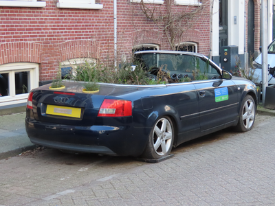 912548 Afbeelding van een 'plantenbak op wielen', een zogenaamde 'parklet', geparkeerd ter hoogte van het pand ...